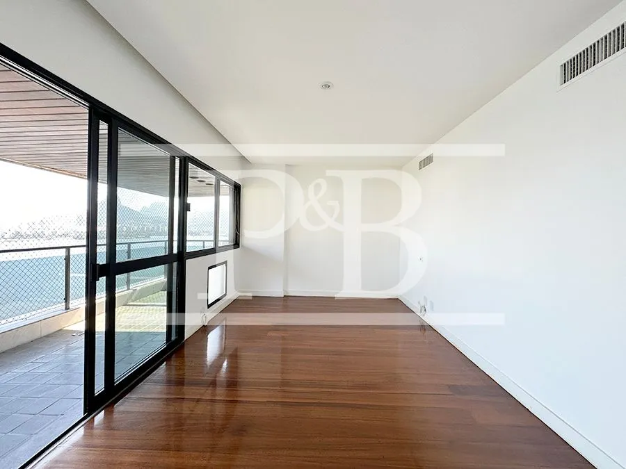 4-bedroom apartment with balcony and 319 m² — photo 13