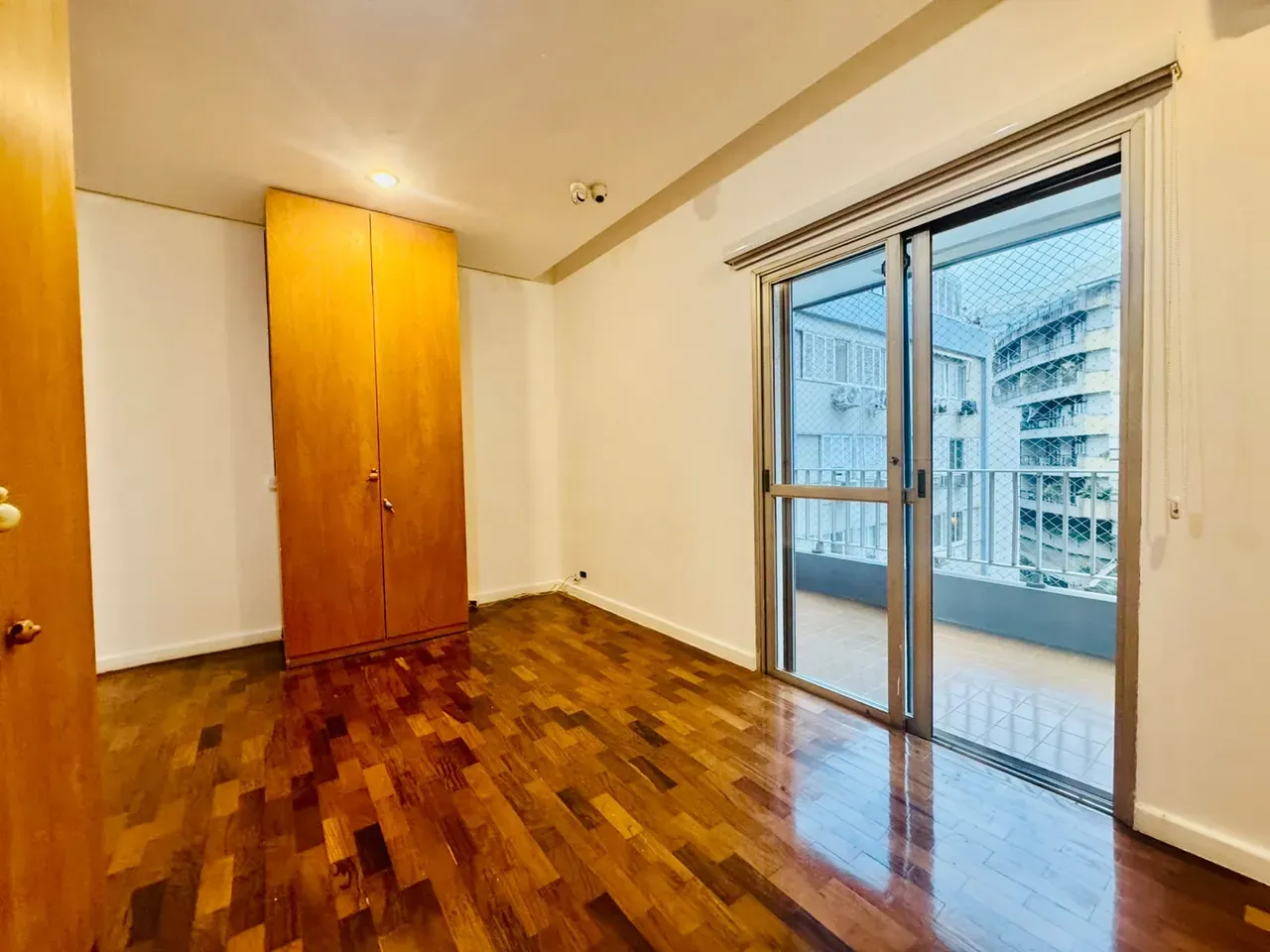 4-bedroom apartment with wood or laminate floors — photo 25