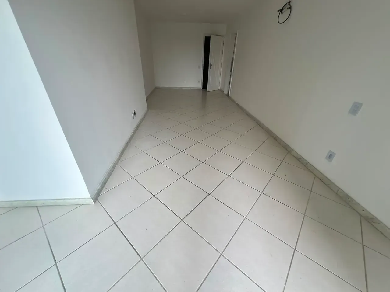 Apartamento com cozinha fechada a gás e 2 quartos