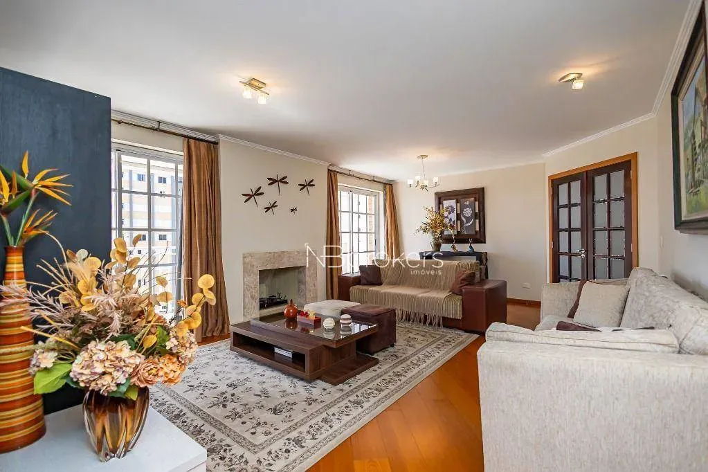 3-bedroom apartment with a walk-in closet
