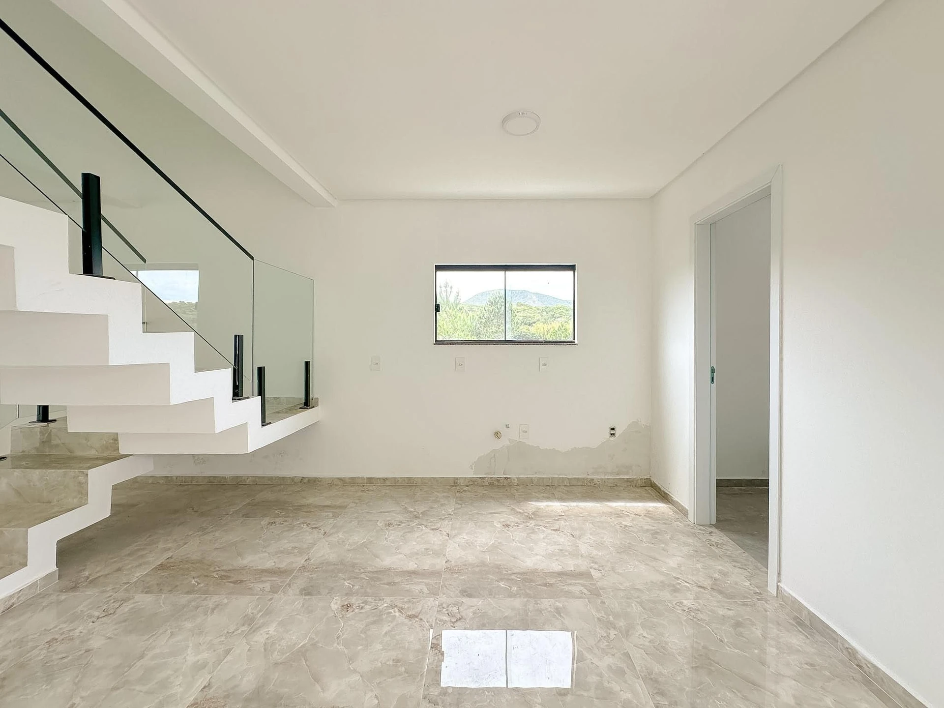Floor-to-ceiling windows in a 3-bedroom house, 157 m² — photo 33