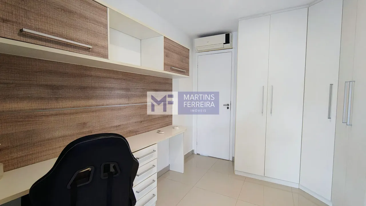 Glass-enclosed balcony in a 3-bedroom apartment, 115 m² — photo 9