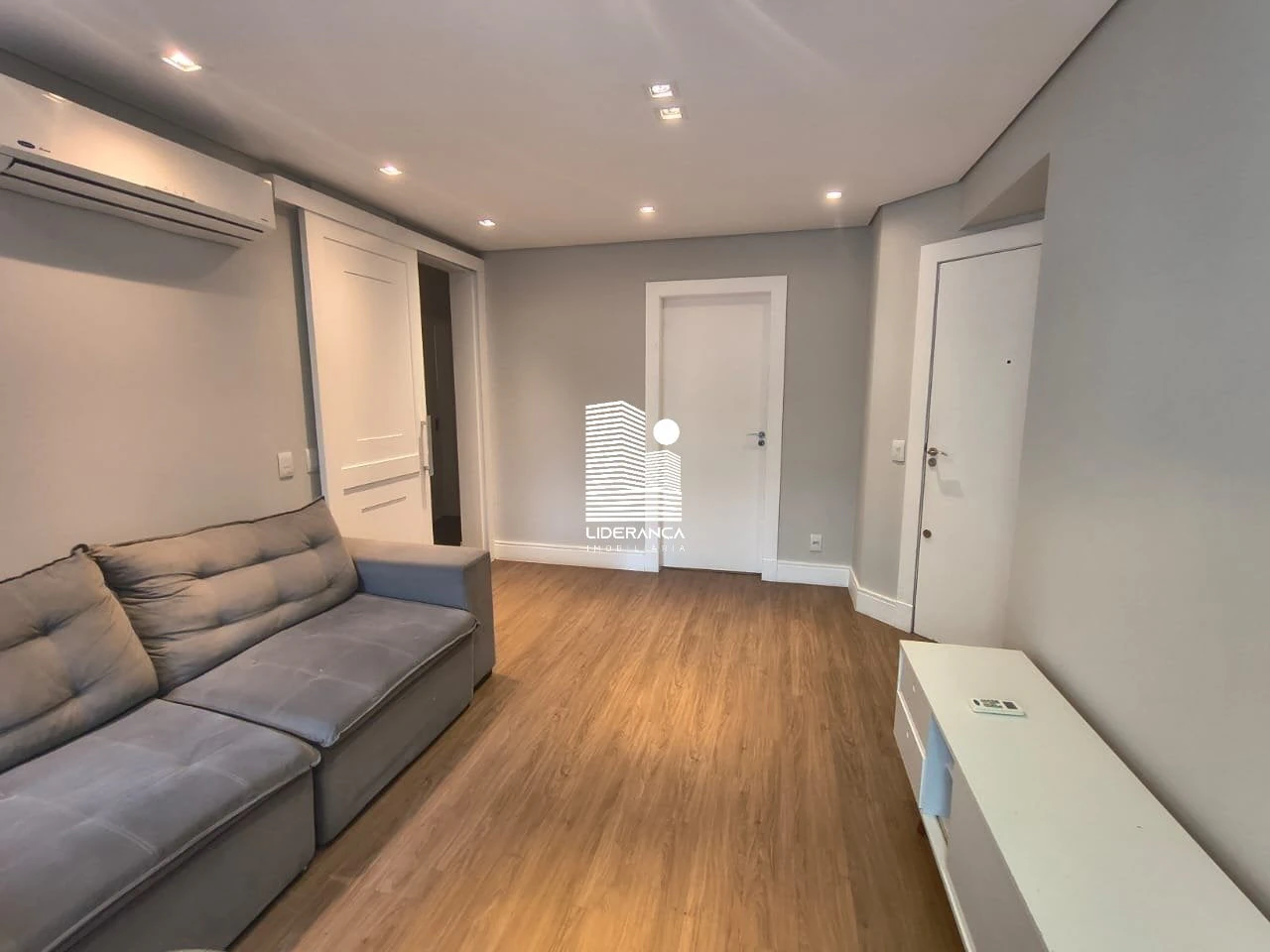 Apartamento com piso de madeira ou laminado, Centro — photo 11