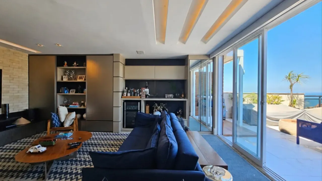 Balcony with a grill in a 3-bedroom apartment, 250 m² — photo 5