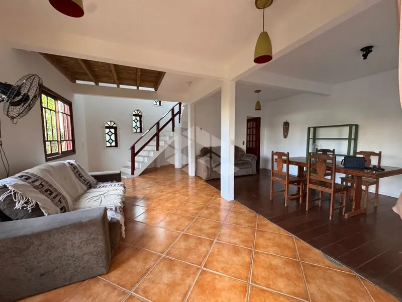 130 m² house with 2 en-suites and a practical laundry area