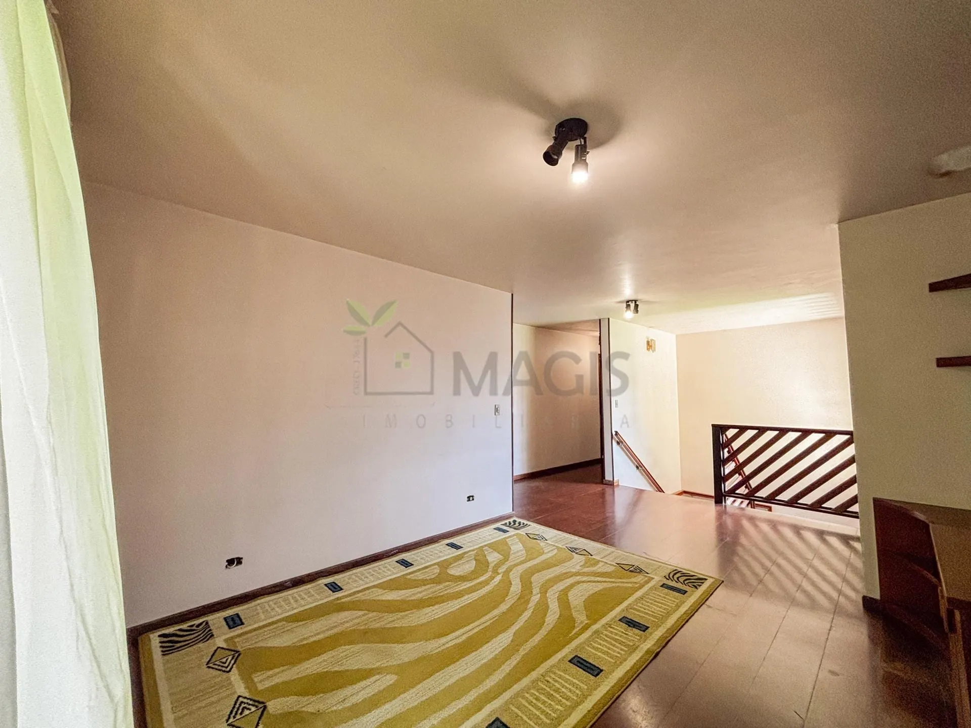 House with 5 bedrooms and 13 parking spaces across 2 floors — photo 14