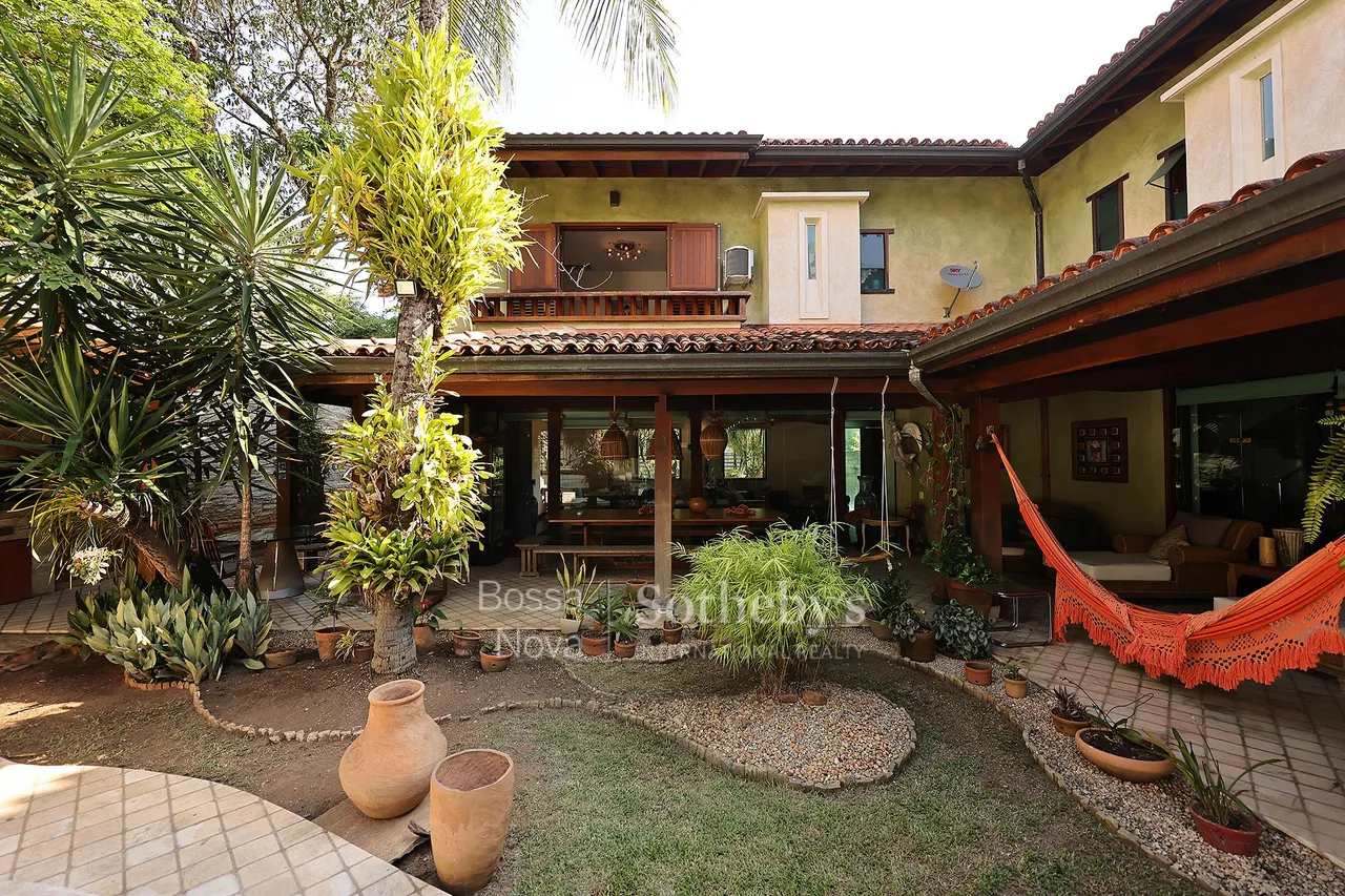 Casa sem mobília com 5 quartos e cozinha completa