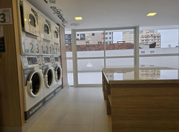 1-bedroom apartment with open-plan kitchen and balcony — photo 4