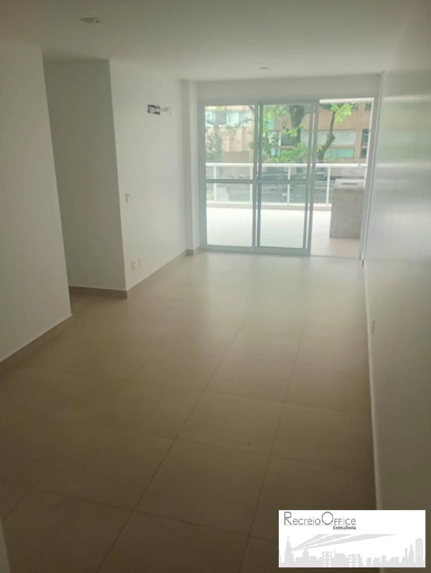 Balcony with a grill in a 3-bedroom apartment, 122 m²