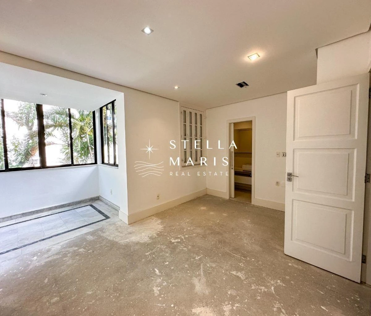 Glass-enclosed balcony in a 5-bedroom house, 402 m² — photo 18
