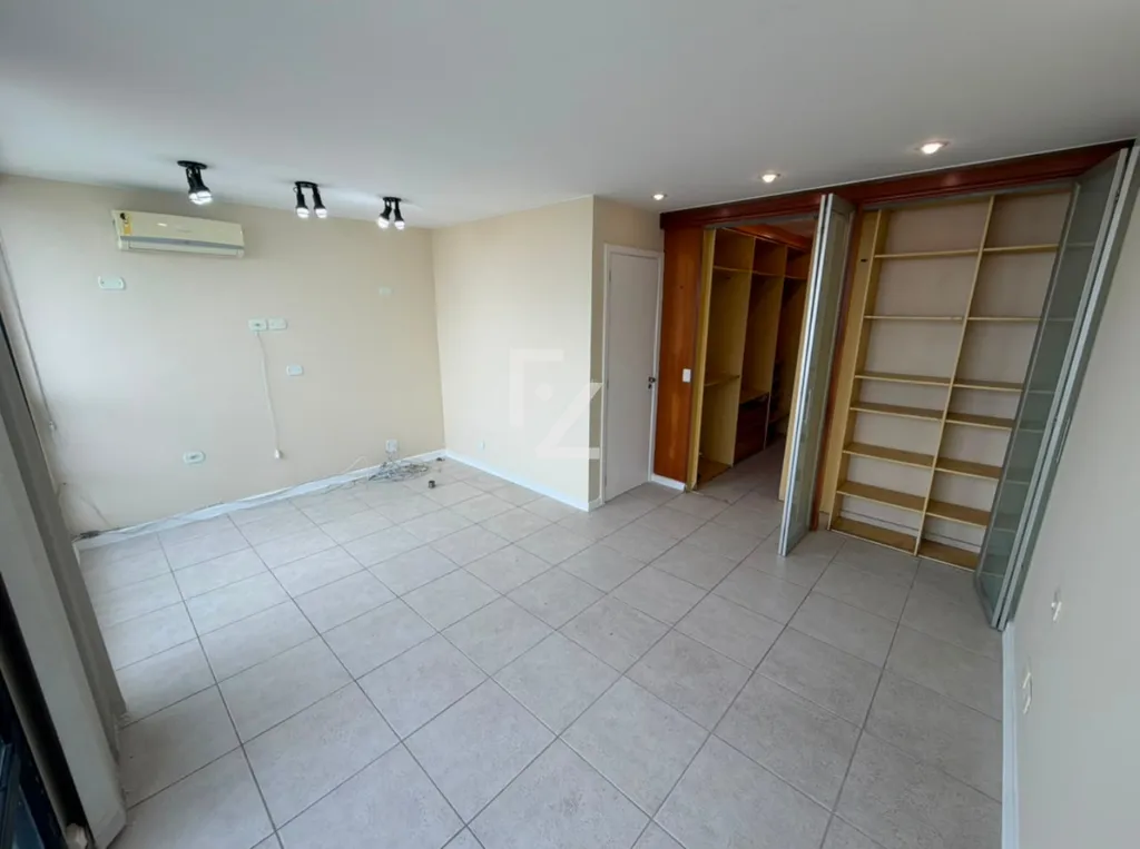 Duplex apartment on the 20th floor with city and water views — photo 79
