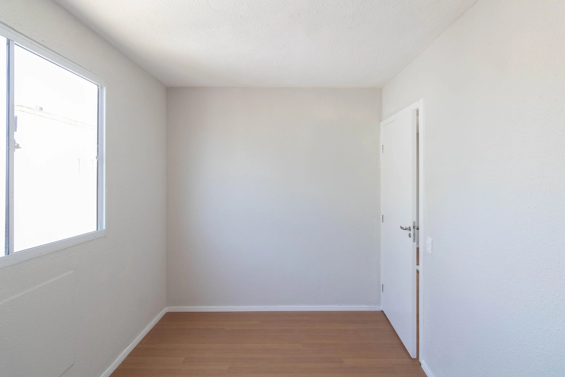Glass-enclosed balcony in a 2-bedroom apartment, 44 m² — photo 6