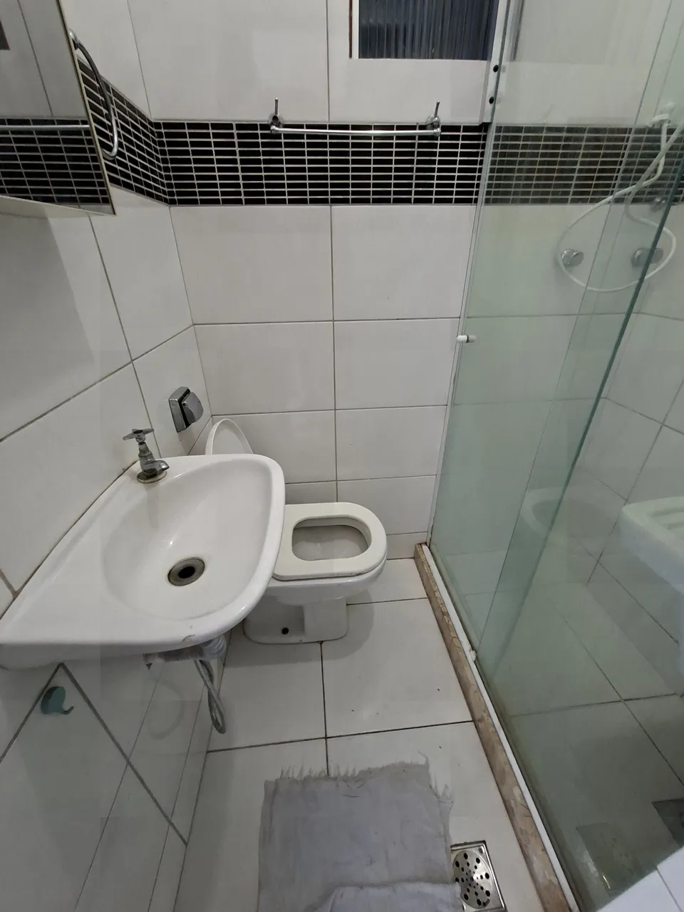 Apartment with a glass-enclosed shower and 1 bedroom — photo 6