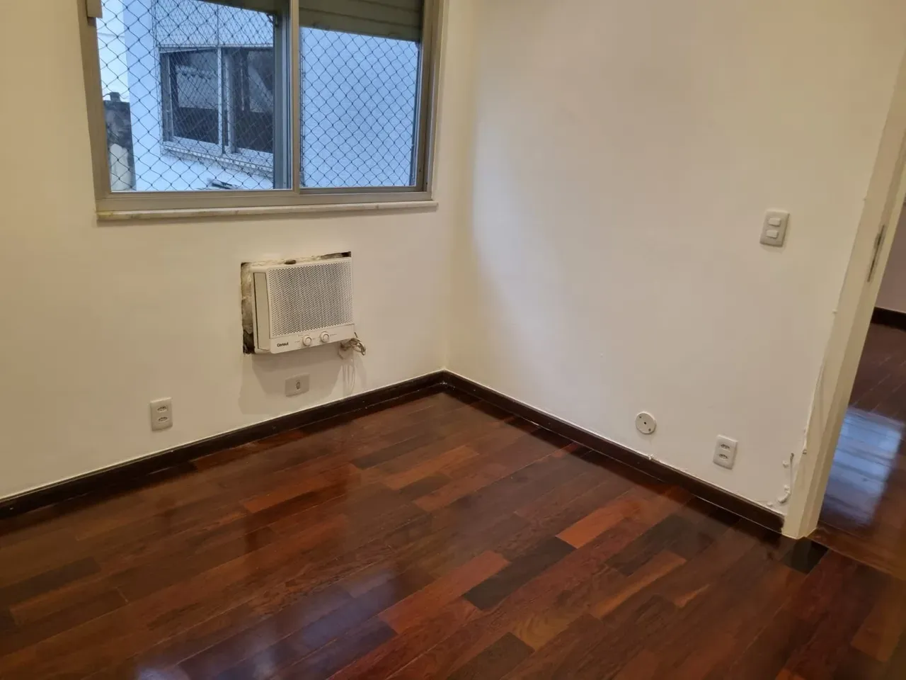 Walk-in closet in a 4-bedroom apartment, 185 m² — photo 16