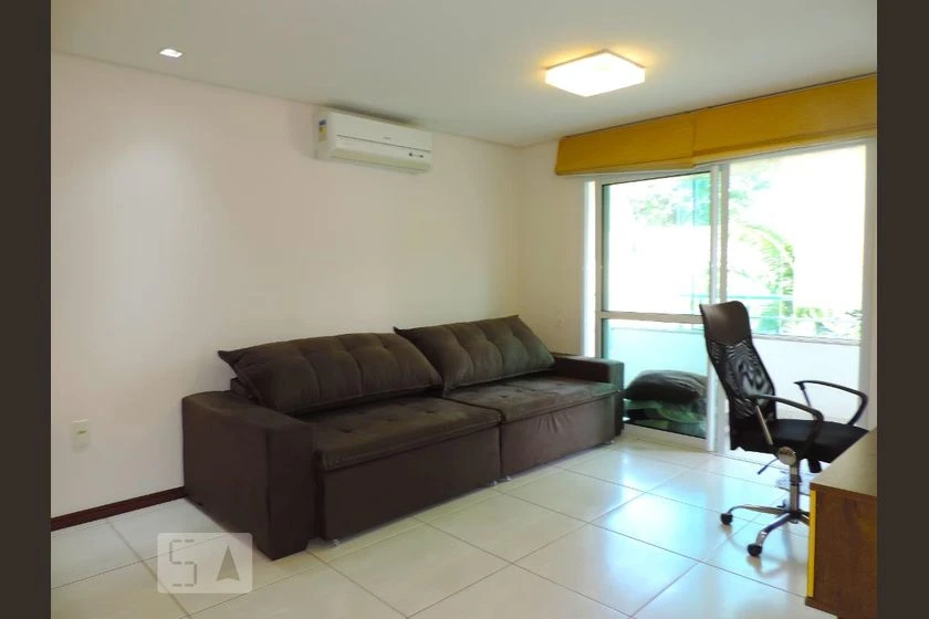 Apartamento con balcón acristalado y cocina abierta — photo 9