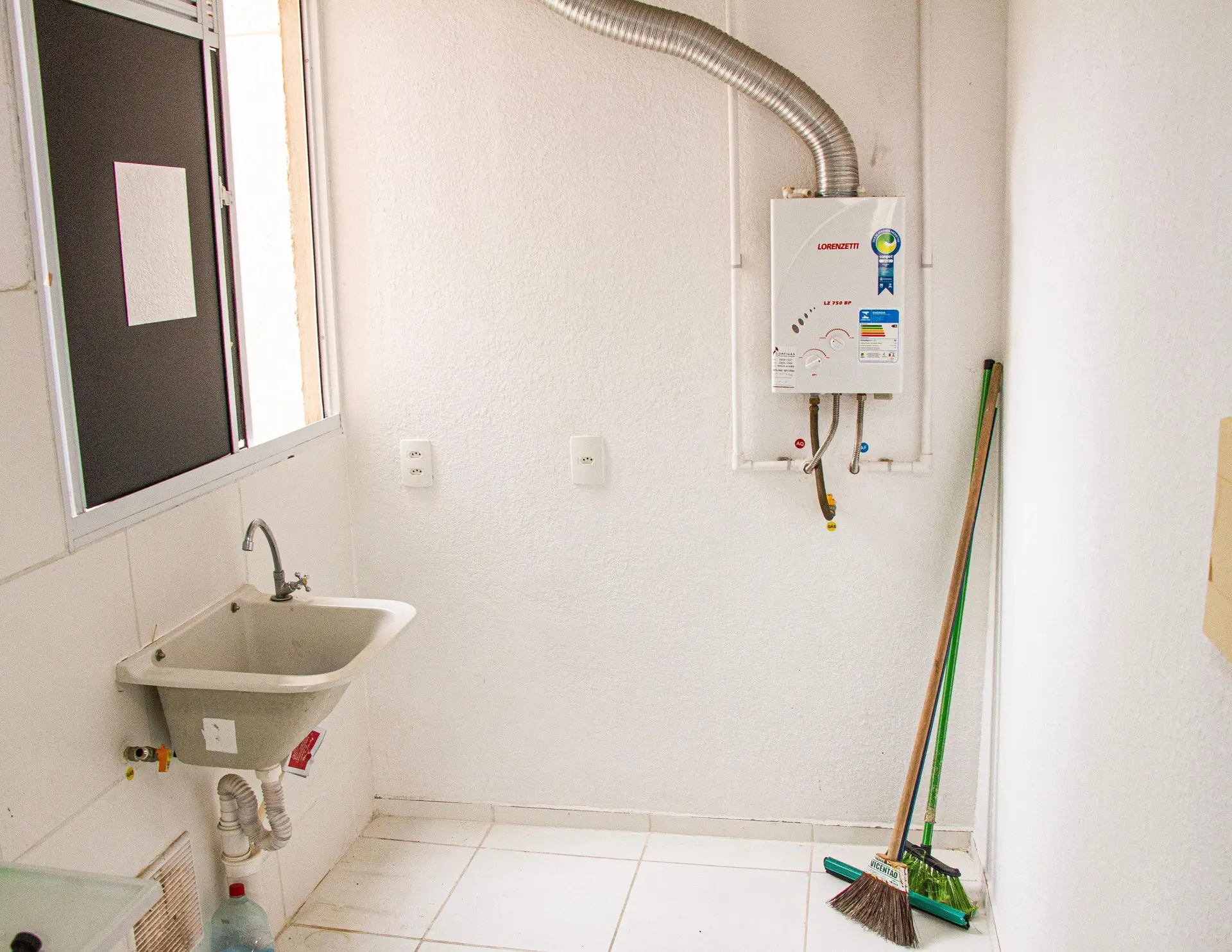 2-bedroom apartment with a glass shower enclosure — photo 8
