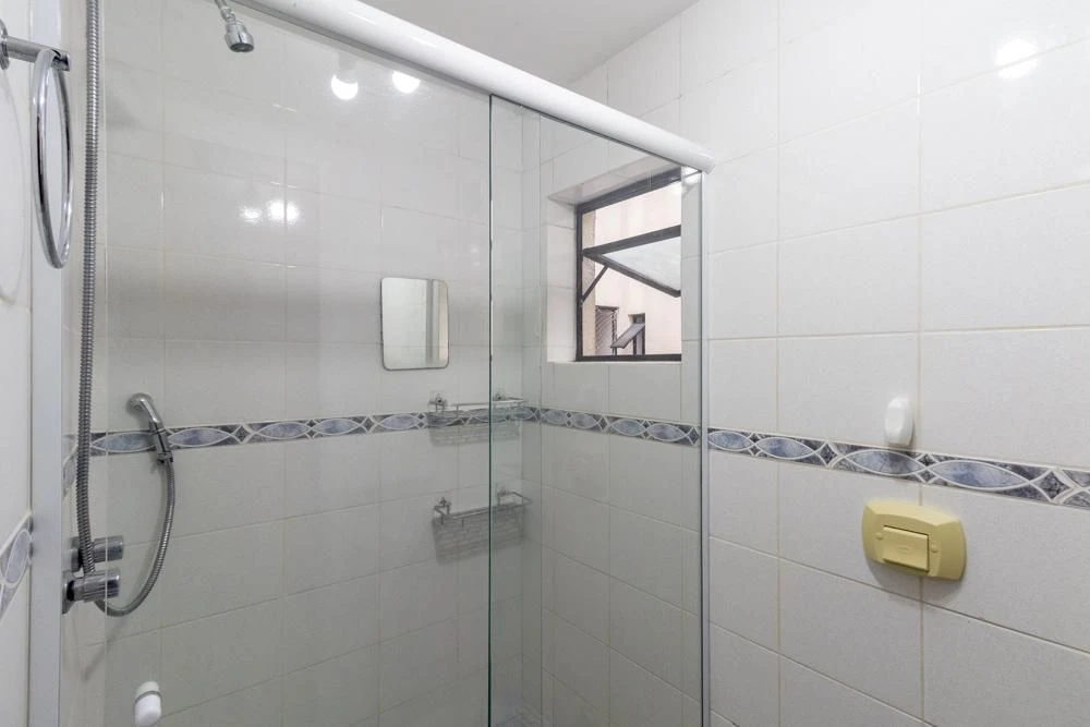2-bedroom apartment in a building with a gym — photo 4