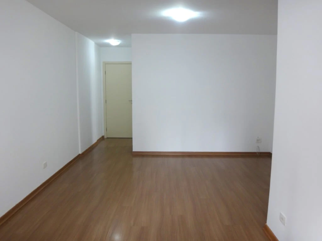 3-bedroom apartment with wood or laminate floors — photo 8
