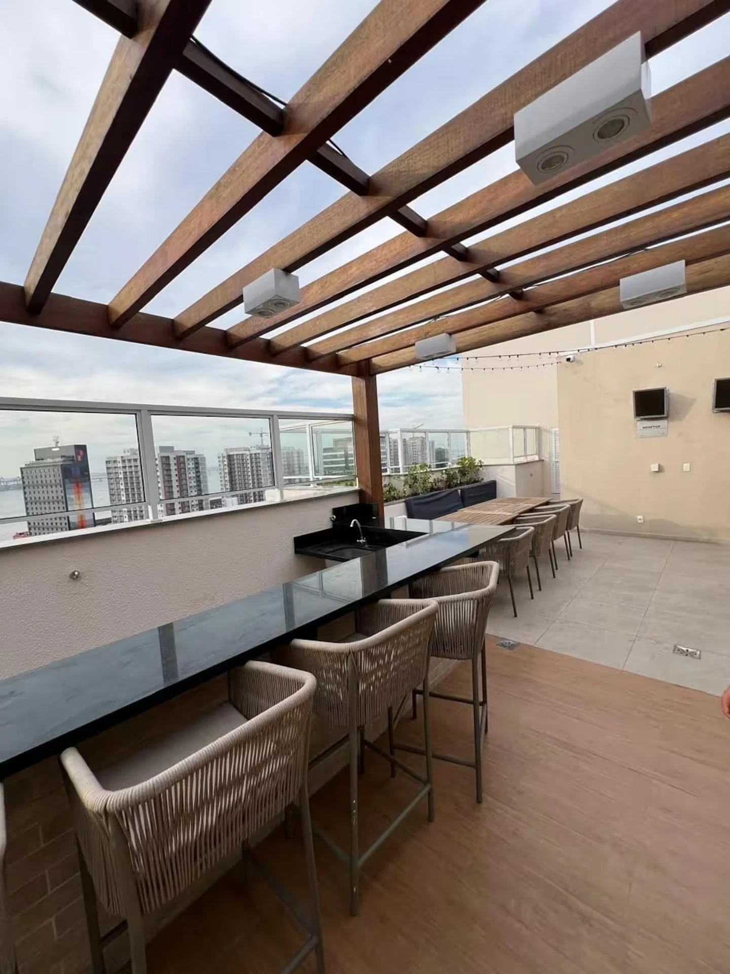 2-bedroom apartment with balcony and laundry area — photo 3