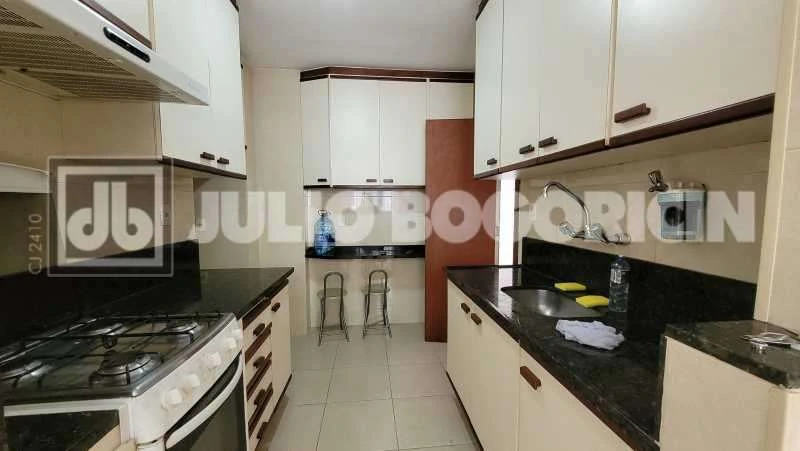 3-bedroom apartment with a suite and a balcony — photo 24