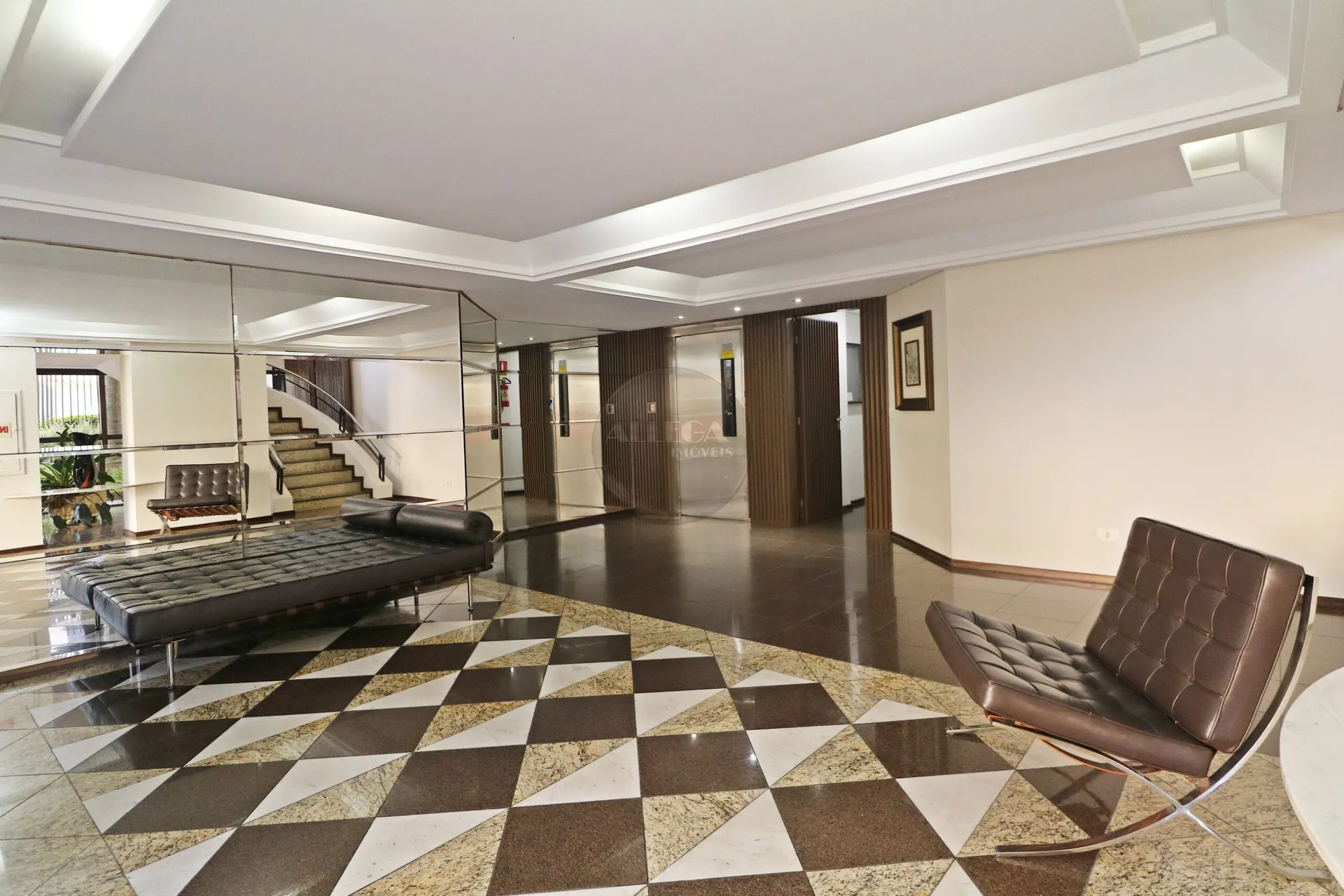 Apartamento com 4 quartos e piso de madeira na sala — photo 65