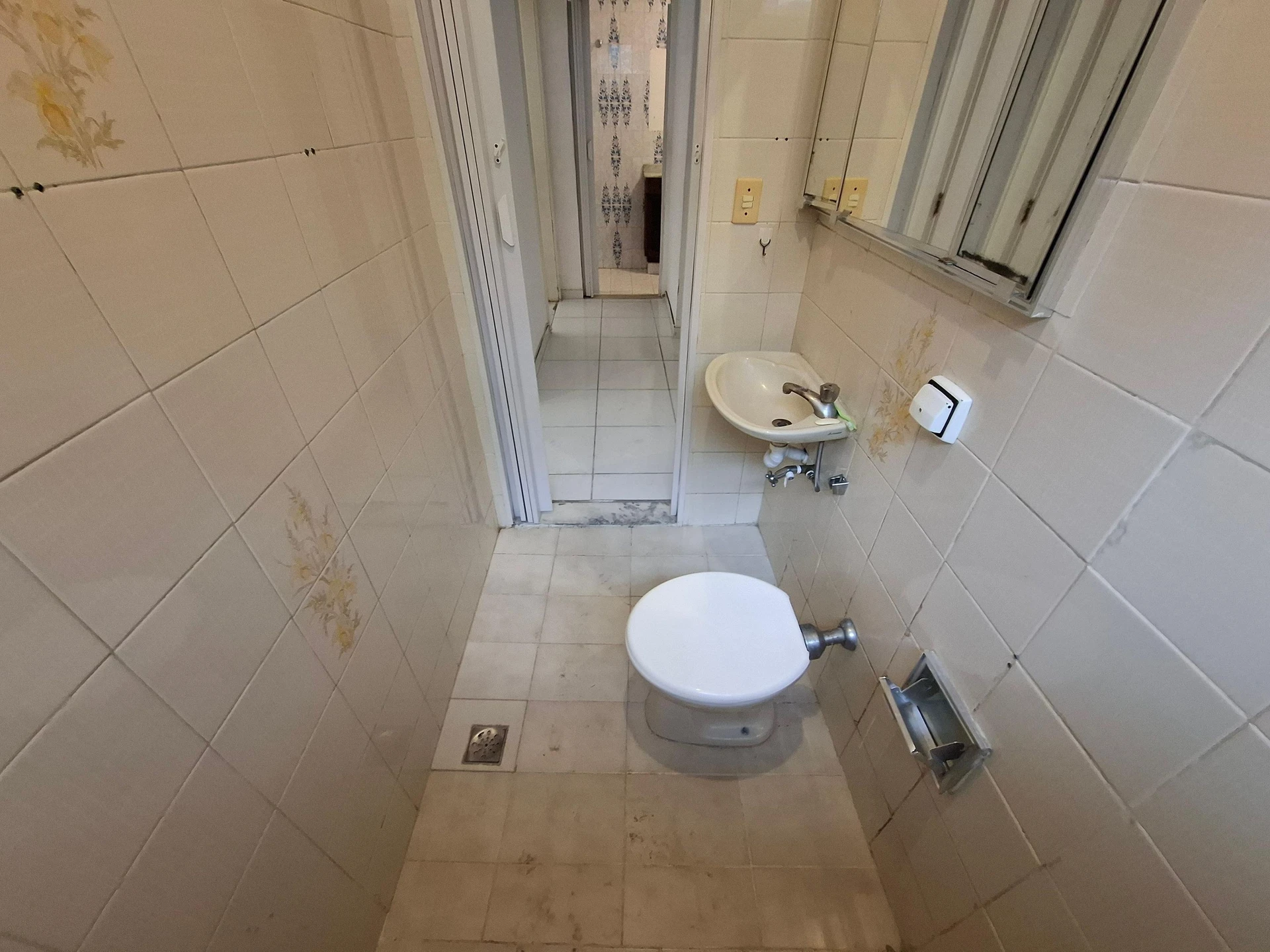 Unfurnished 3-bedroom apartment with 3 bathrooms — photo 33