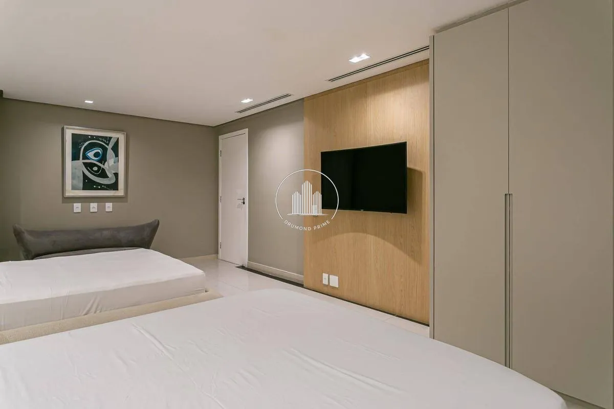 House with 6 en-suite bedrooms, 800 m² and 4 parking spots — photo 6