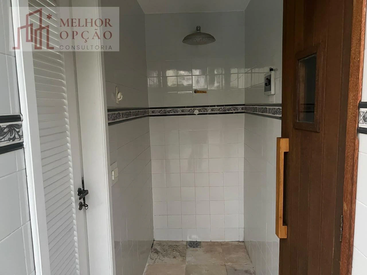 Будинок 650 м² з гардеробною та балконом із грилем — photo 12