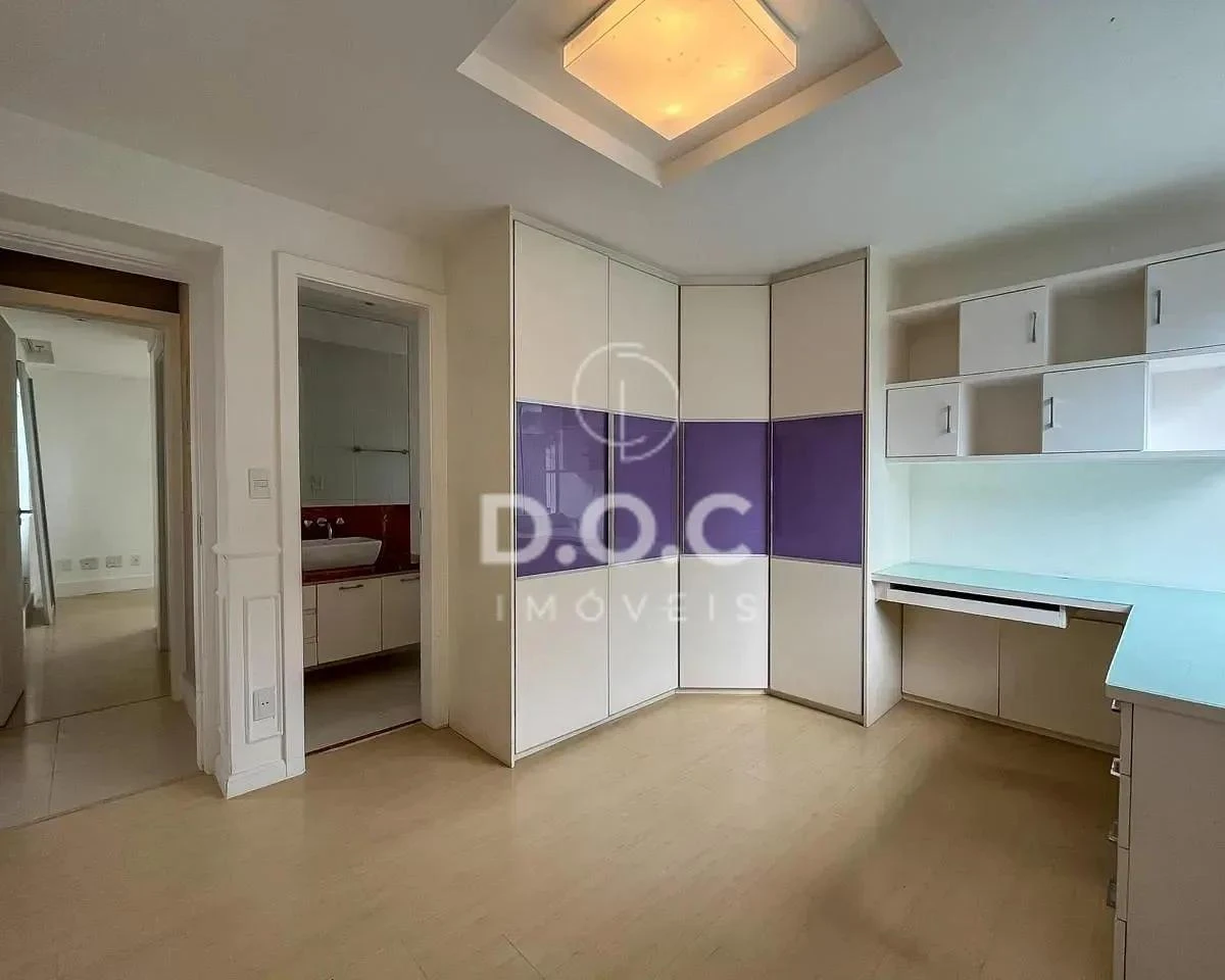 Floor-to-ceiling windows in a 5-bedroom house, 300 m² — photo 49