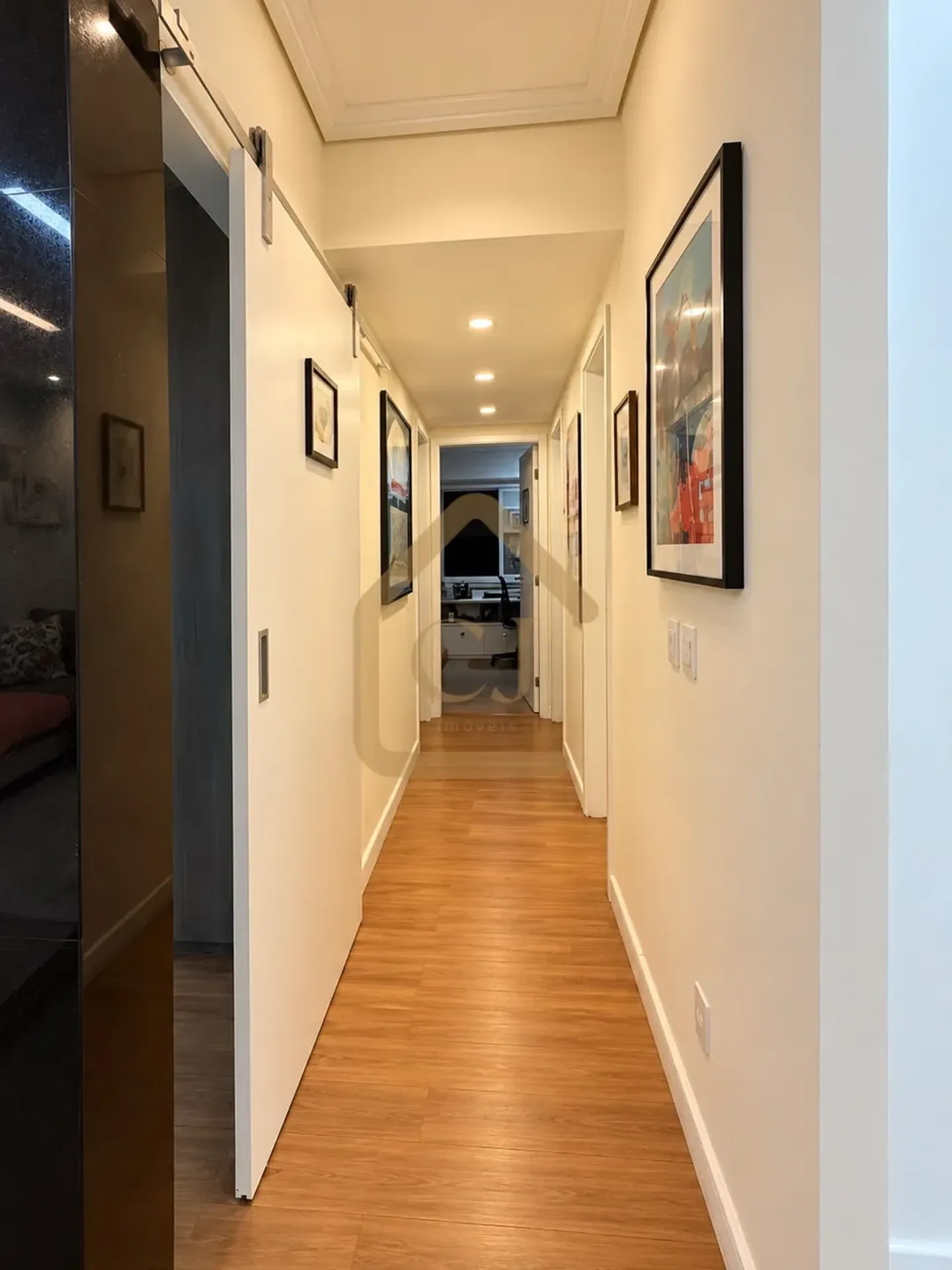 4-bedroom apartment in a building with a heated pool — photo 4