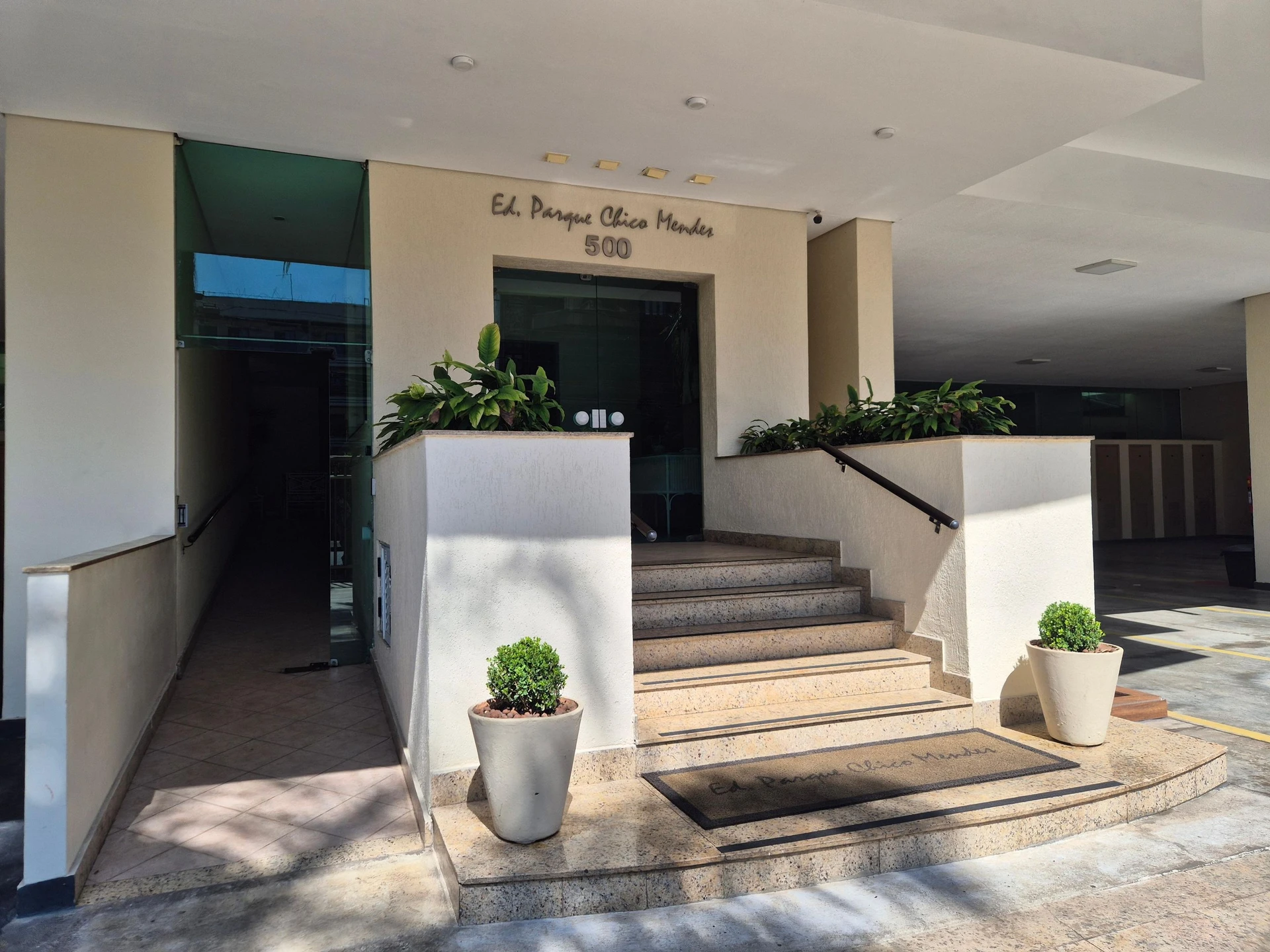 Apartamento com 2 quartos, suíte e varanda com animais — photo 29