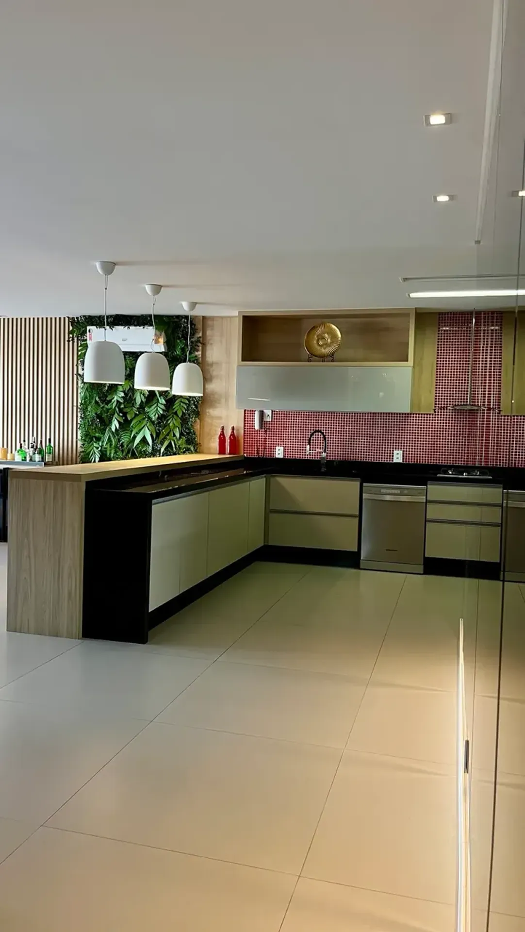 Furnished apartment with 3 en-suite suites — photo 56