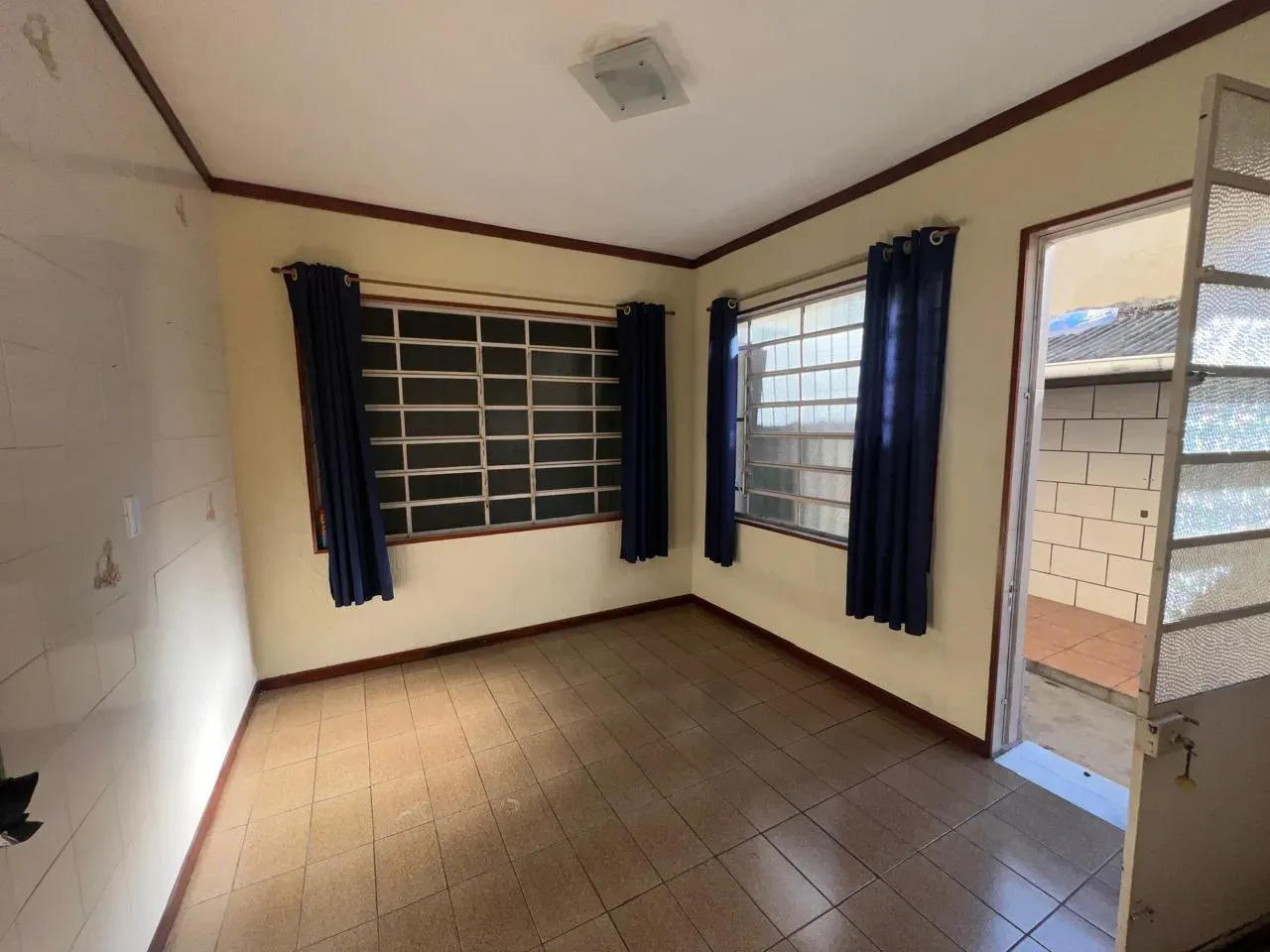 Casa com 4 quartos e cozinha fechada com armários — photo 23