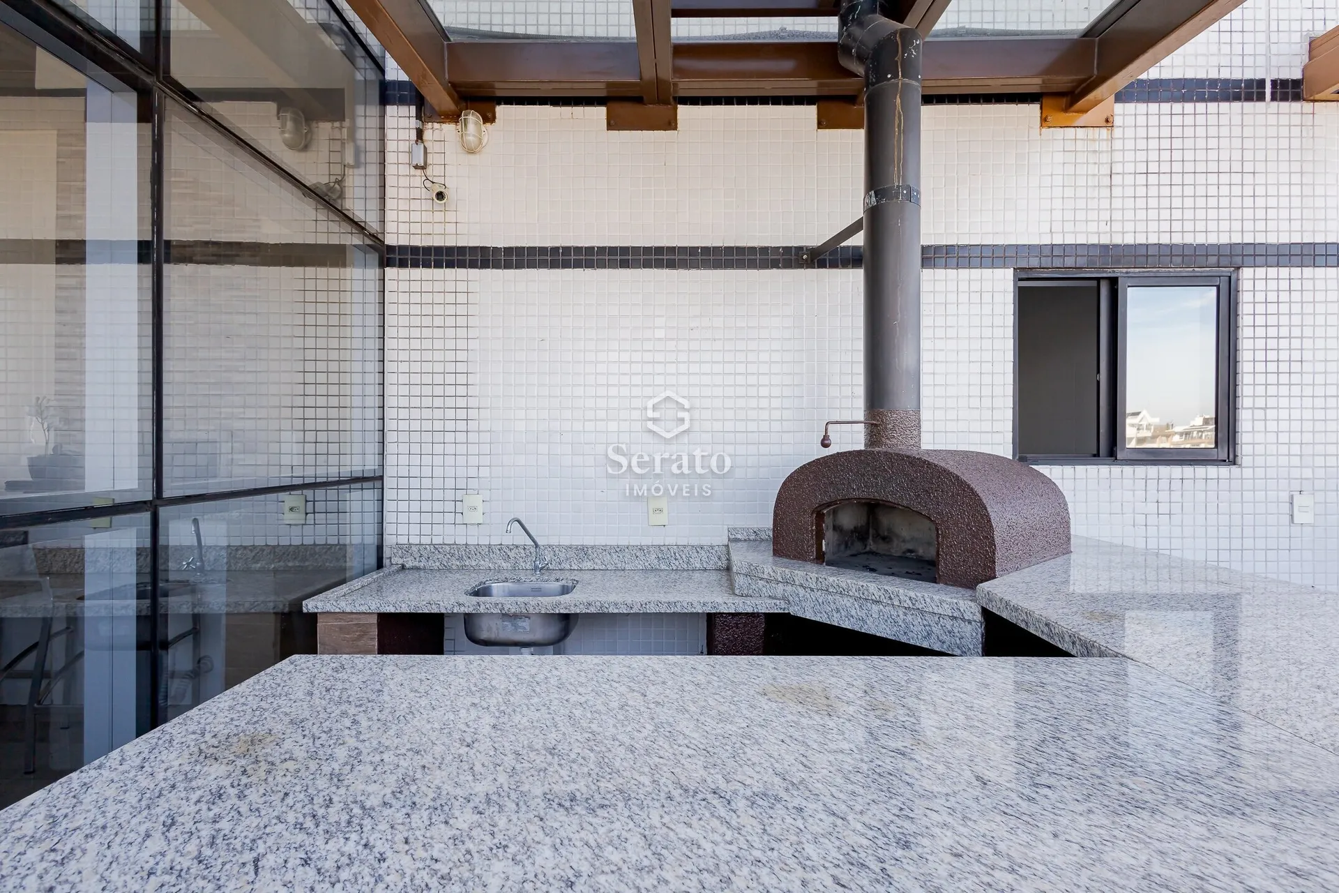 Balcony with a grill in a one-bedroom apartment, 30 m² — photo 30