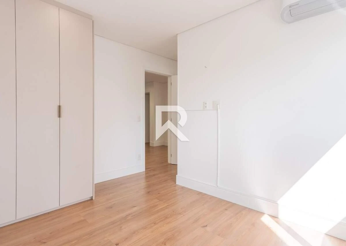 255 m² apartment with a bathtub and a walk-in closet — photo 33