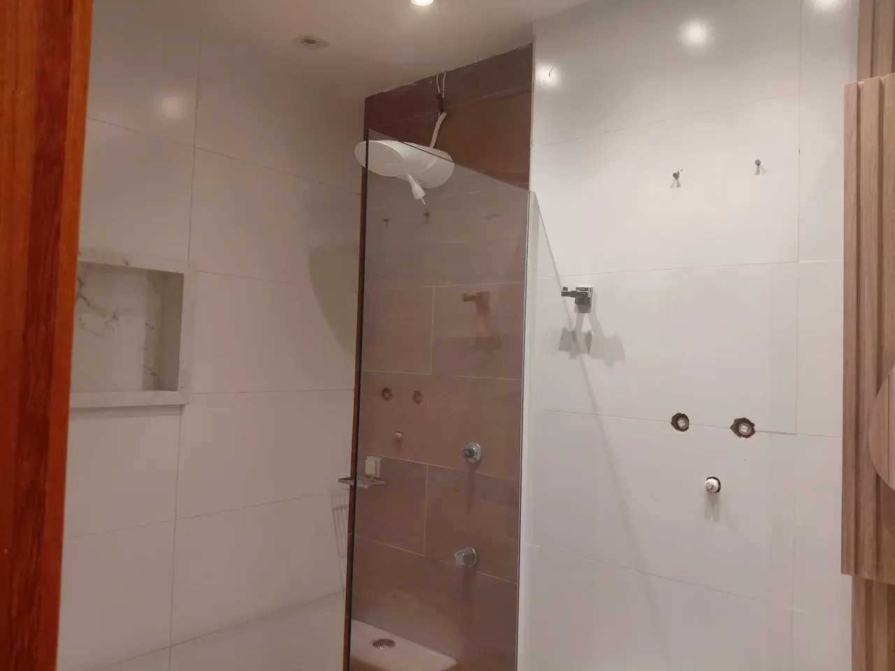 Furnished 3-bedroom apartment with glass balcony — photo 27