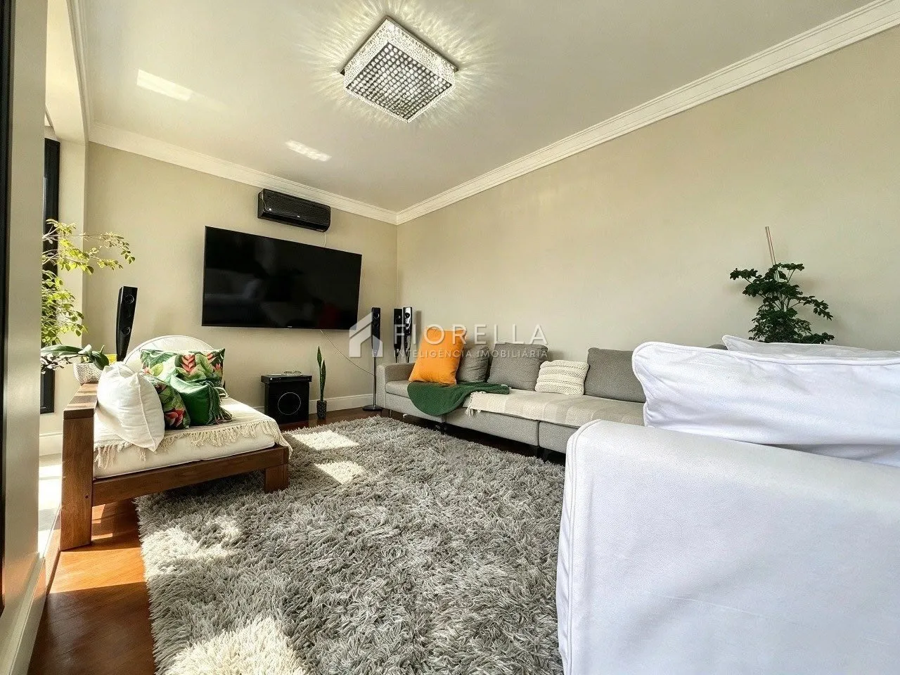 Furnished apartment, 184 m², with a glass-enclosed balcony