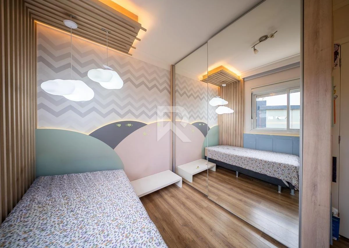Glass-enclosed balcony in a 3-bedroom apartment, 166 m² — photo 16