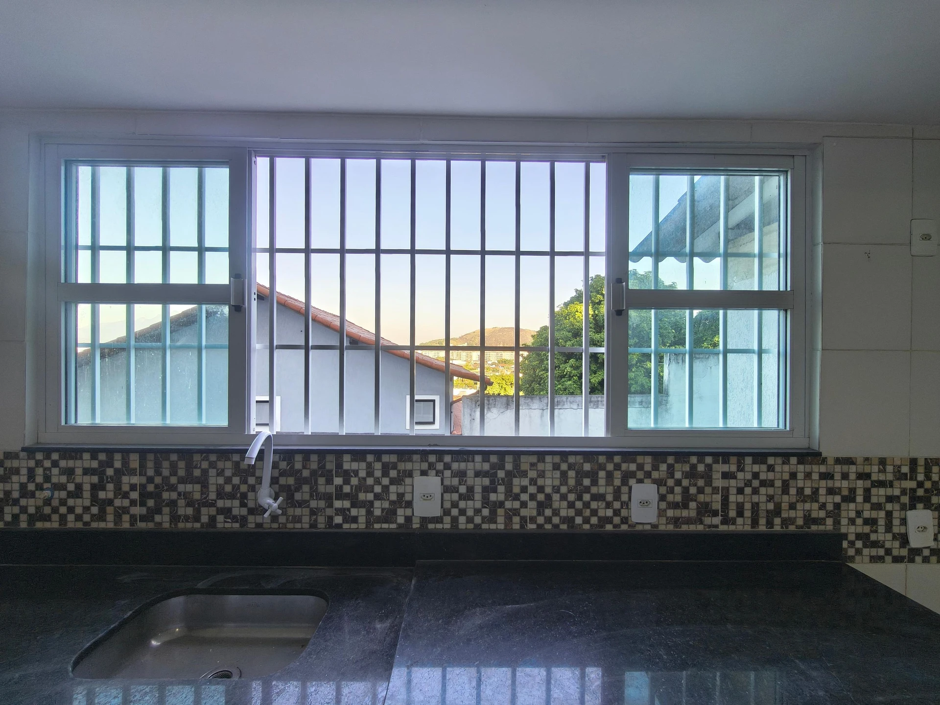 Condo house with 3 bedrooms and a balcony — photo 37