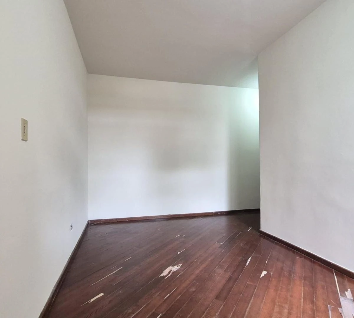 2-bedroom apartment with wood or laminate floors in Curitiba — photo 9