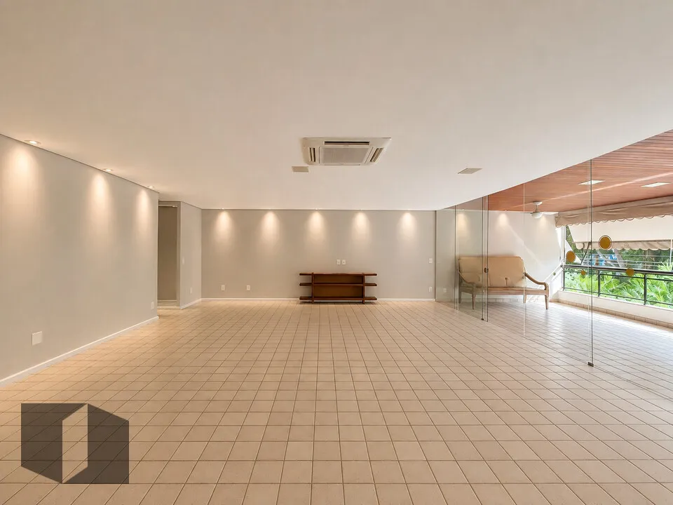 Apartment with air conditioning and 4 bedrooms — photo 8