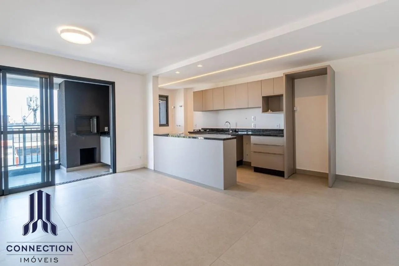 Floor-to-ceiling windows in a 2-bedroom apartment, 83 m²