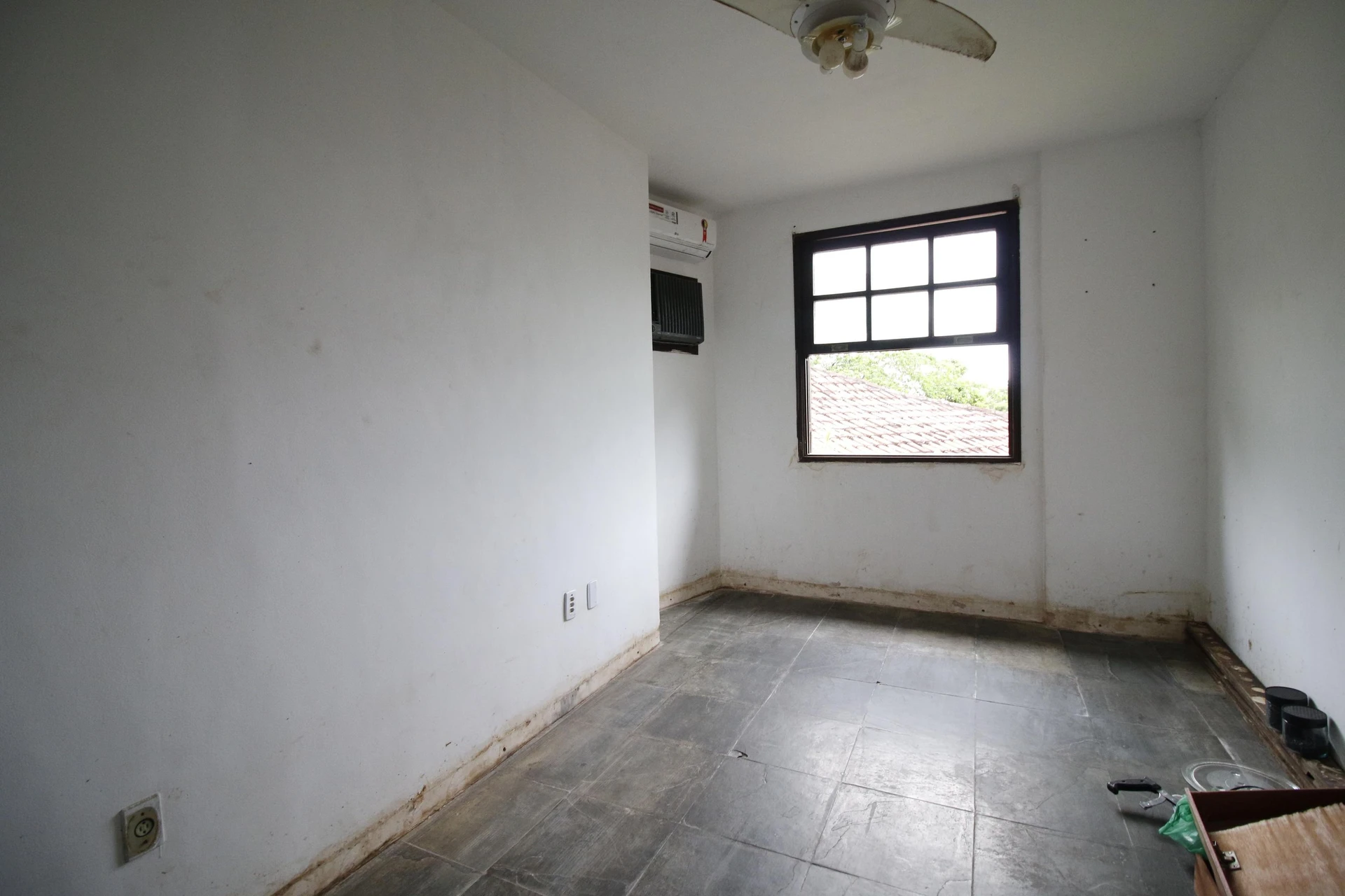 500 m² house with floor-to-ceiling windows and a bathtub — photo 10