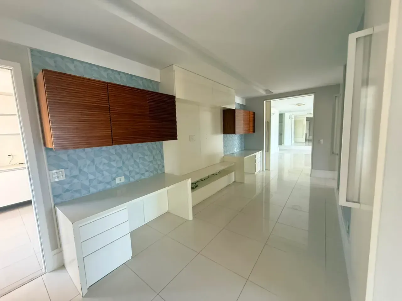 4-bedroom apartment with 5 bathrooms and open-plan gas kitchen — photo 16