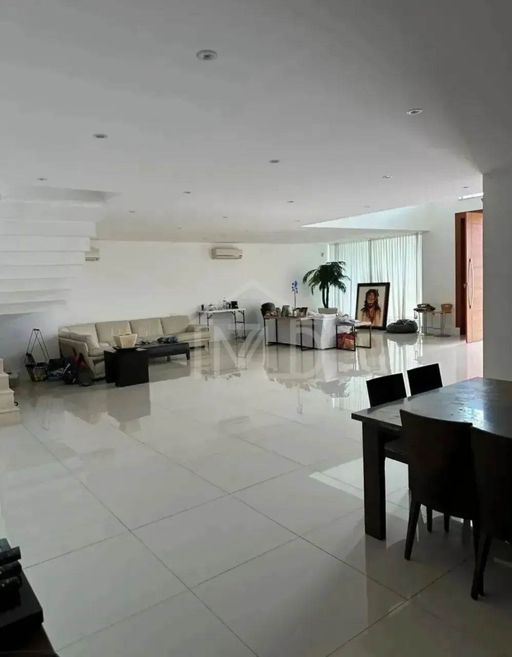 House with 5 bedrooms and floor-to-ceiling windows — photo 9
