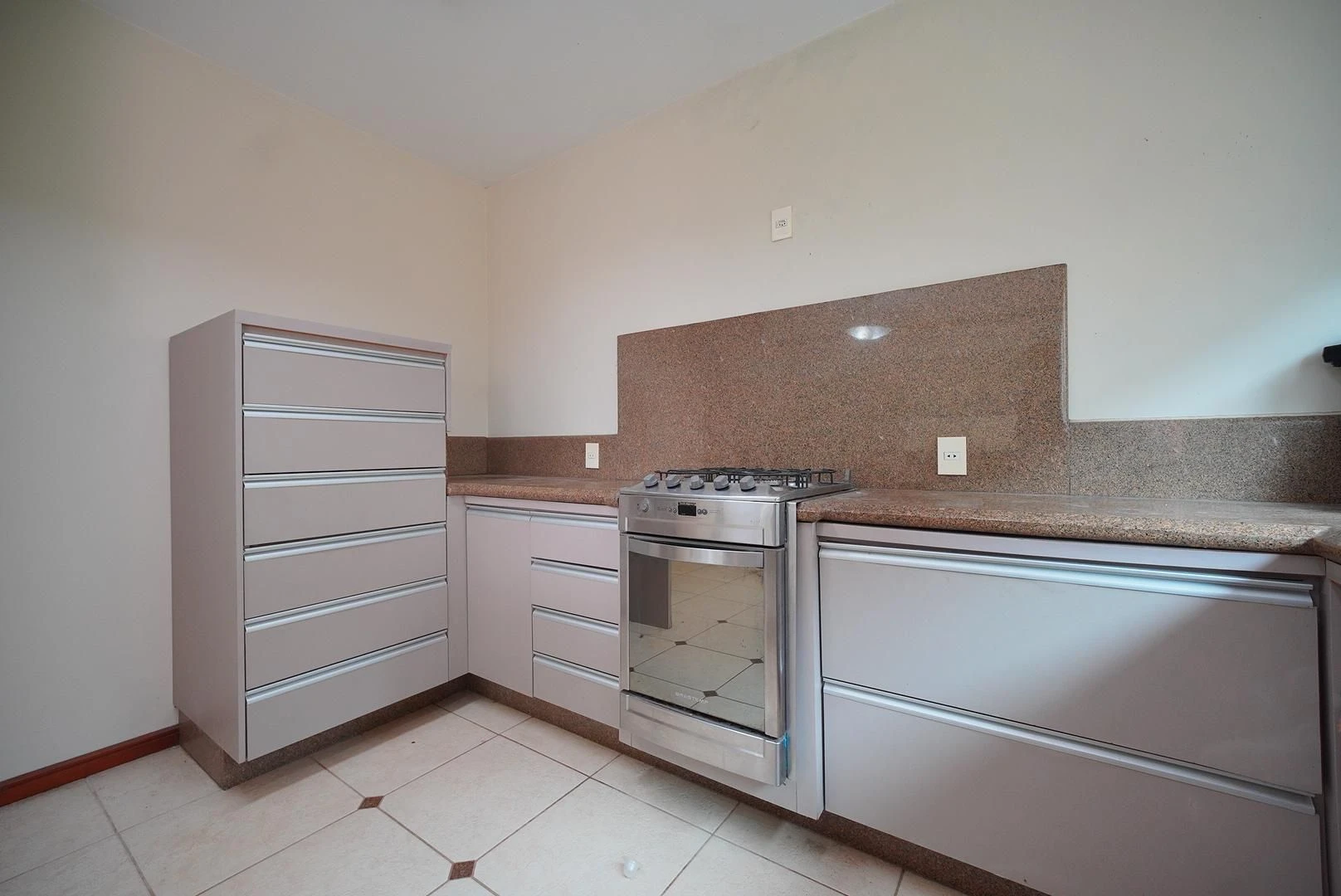 407 m² house with a washing machine and a bathtub — photo 4