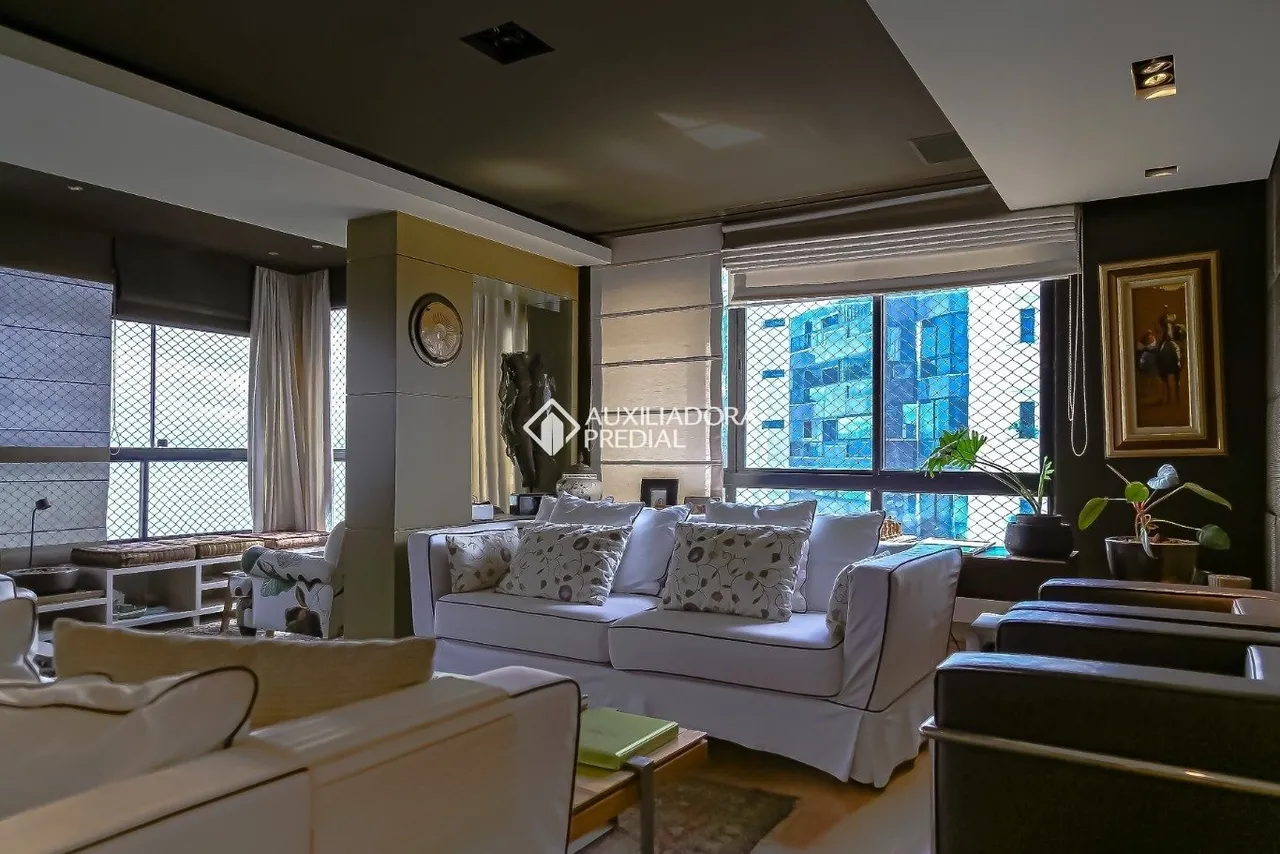 Duplex penthouse with 4 bedrooms and 5 bathrooms
