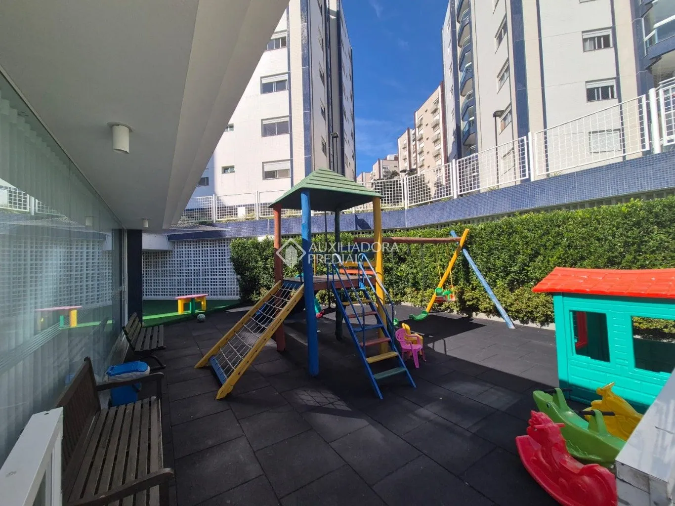 Furnished apartment with 3 bedrooms and 137 m² — photo 40