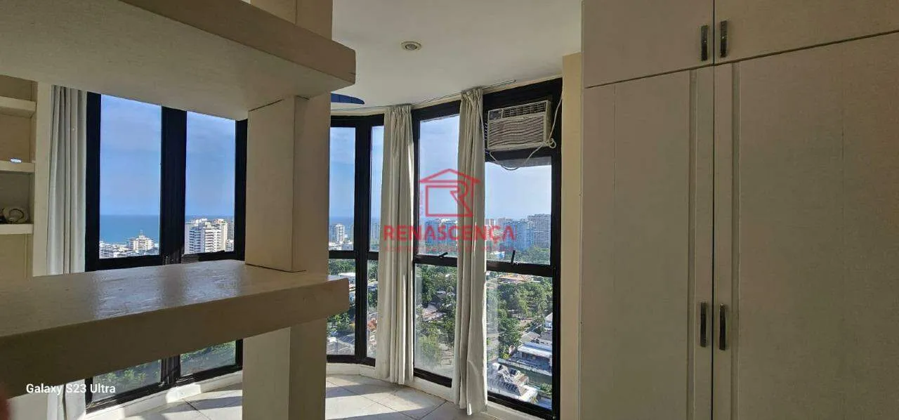 Apartment with 3 bedrooms and a balcony with floor-to-ceiling windows — photo 10