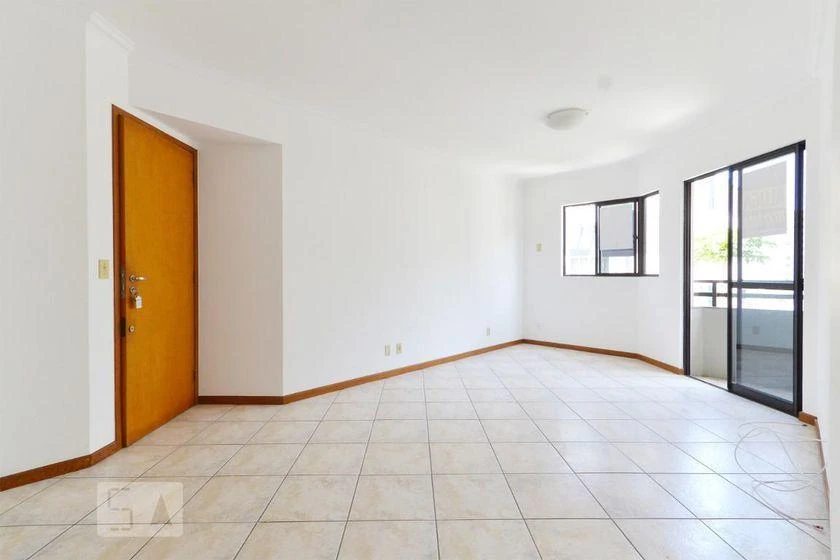 Apartamento mobiliado com 3 quartos e sacada, 81 m²